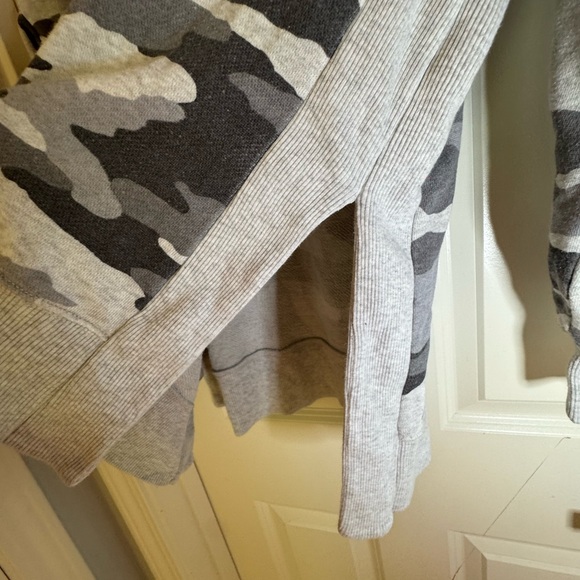 Aerie Sweatshirt Womens Small Gray Camo Oversized Slouchy Side Slits Crewneck - Picture 5 of 9